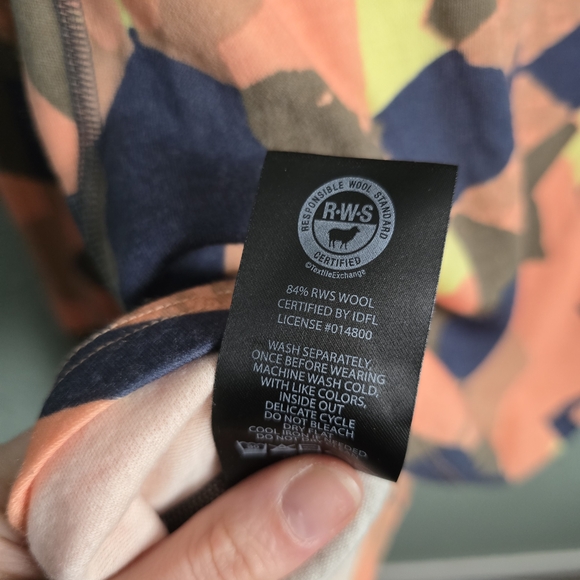 Abstract Patterned Long Sleeve Top - Picture 5 of 7